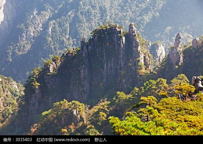 山峰矗立