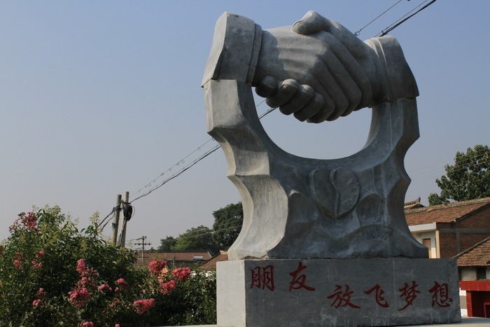 相握的友谊之手雕刻