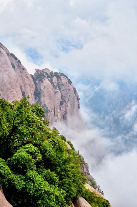 云海中的山峰一角