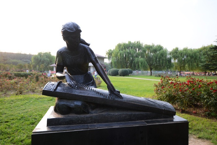 雕像弹古筝的少女图片_建筑摄影图片