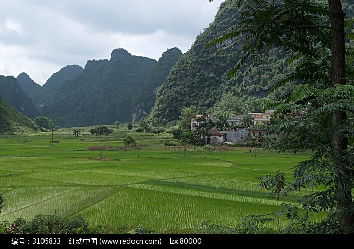 群山环抱的小村庄
