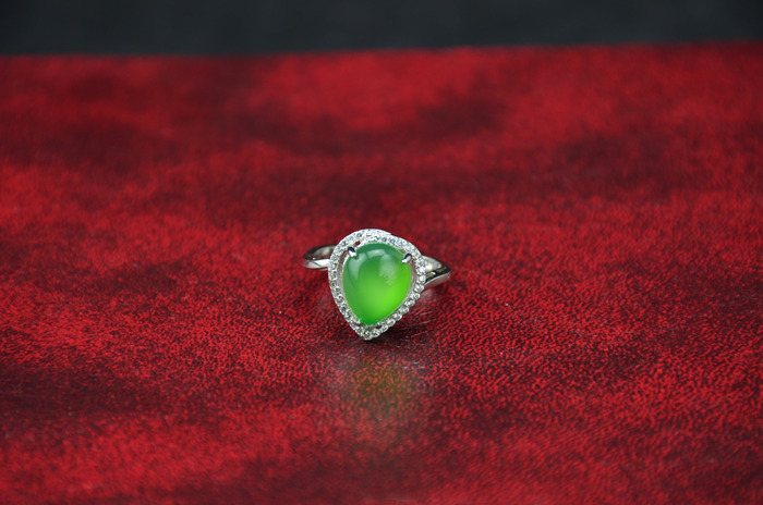 银镶小钻小巧心形绿玉髓戒指图片_生活百科图片