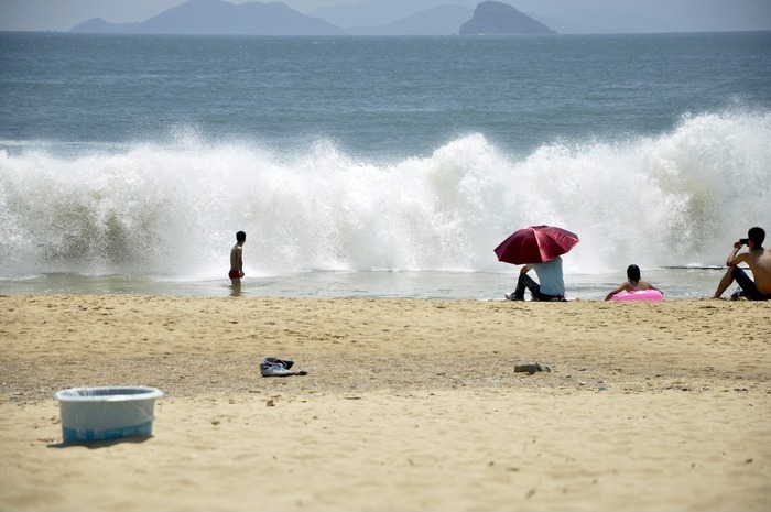 海滩边的巨大海浪