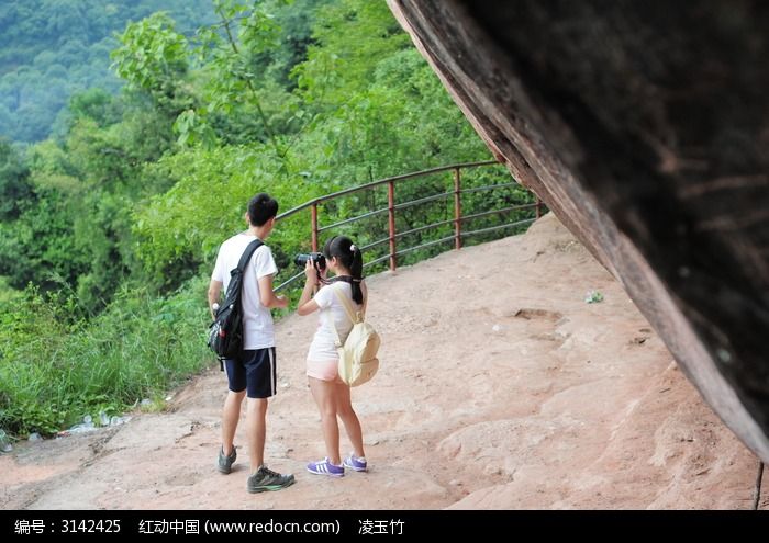 一起登山的情侣小伙伴背影二