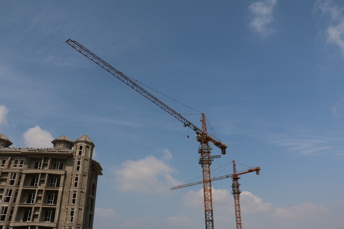 蓝天下建设中的楼房
