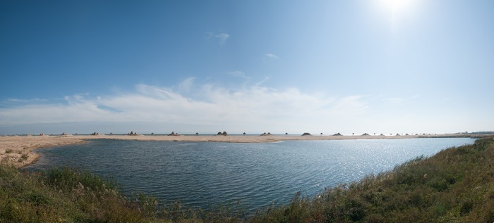 接片拍摄海边的一个淡水湖泊图片