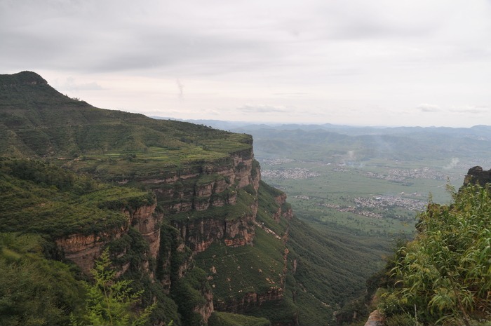 夏天的大山峡谷