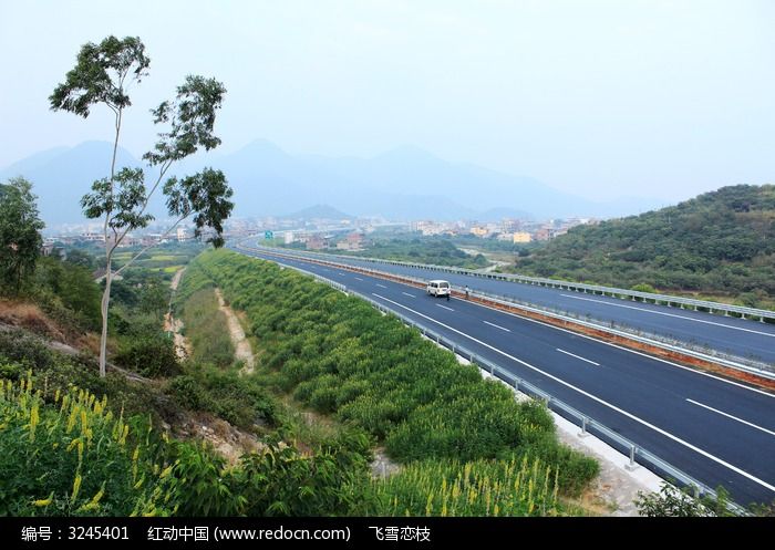 高速路附近山俯视下面全景