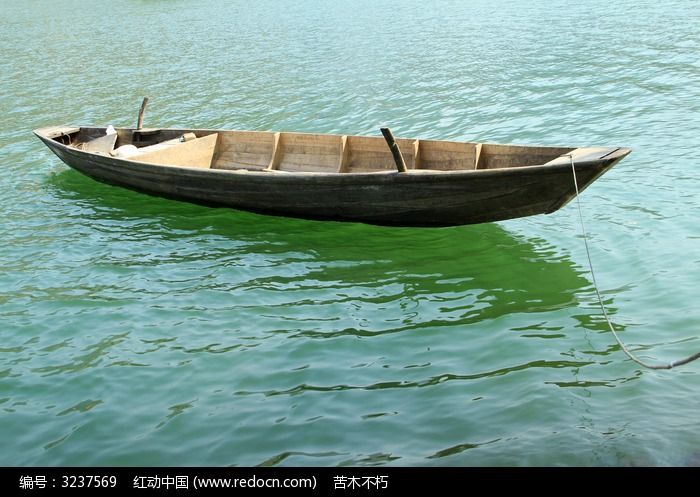 清澈水面的小木舟