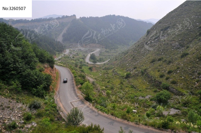 起伏大山里的公路交通