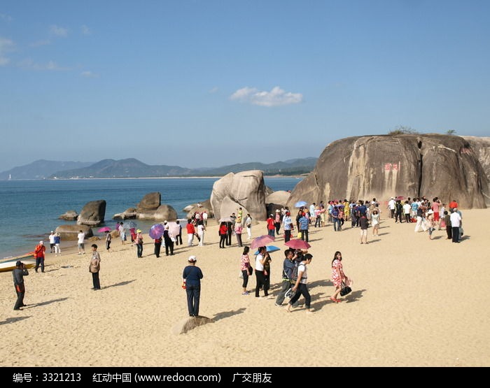 观看天涯海角的游客图片