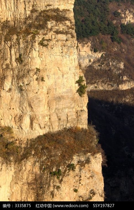 陡峭的山崖