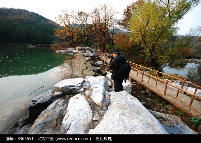 秋天的湖水与小桥