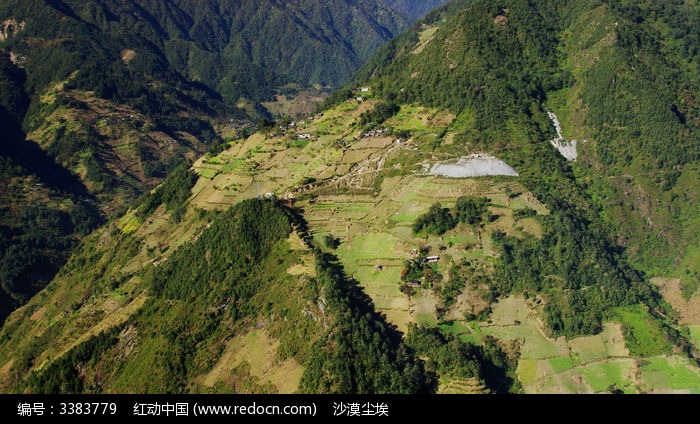 陡坡上的山村田园