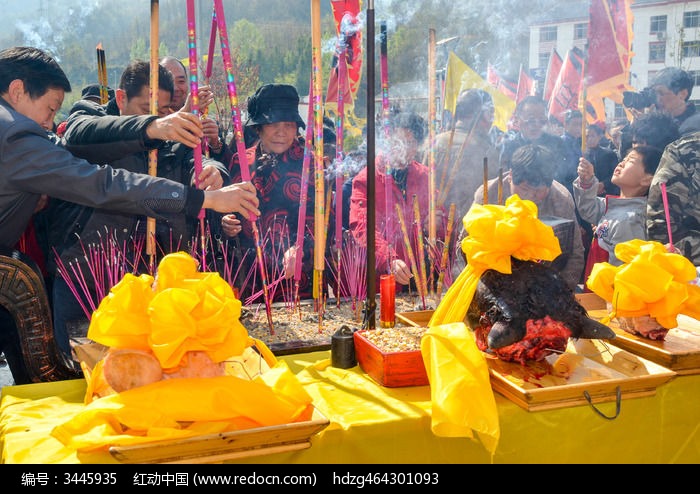 神农架炎帝广场祭祀烧香群众高清图片下载_红动中国