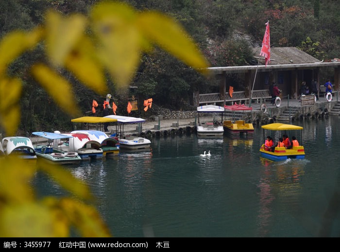 游人在五龙河湖里划船图片