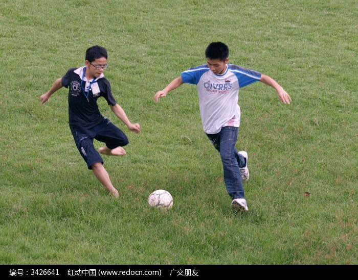 在操场上踢球的中学生图片