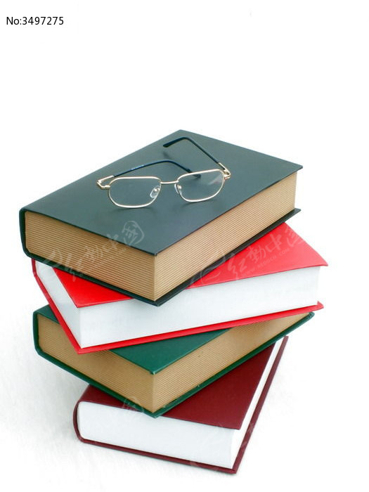 一副眼镜放在四本书籍上图片