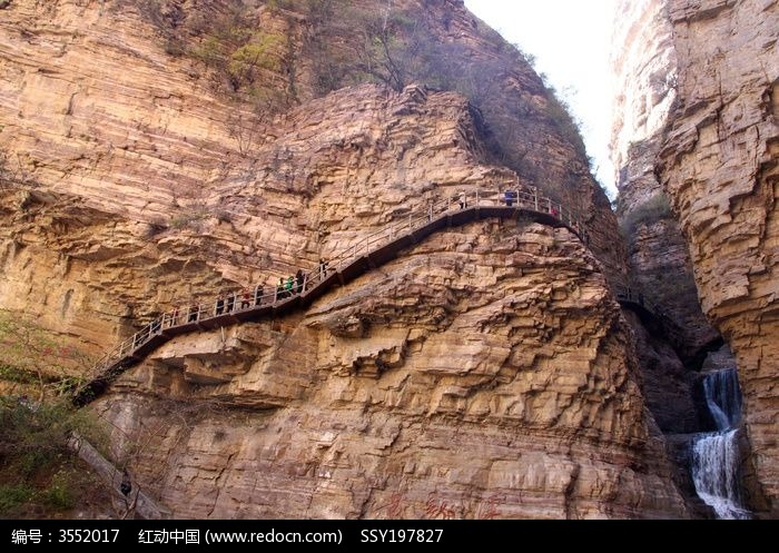 太行山景区里山壁上的景区观光路