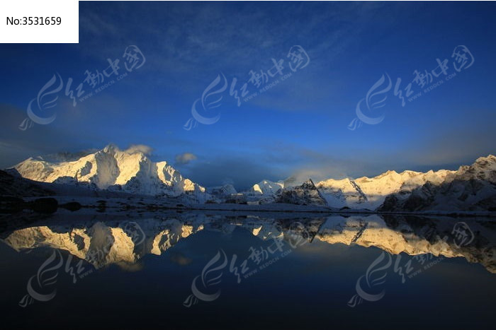 天空,雪山,湖泊融为一体