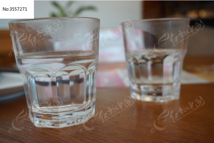 桌面上两个透明的水杯