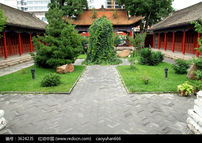 古院落中的绿色草坪和古建筑