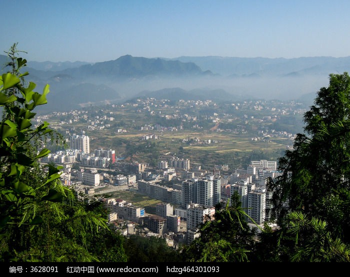 群山中恩施城区景观