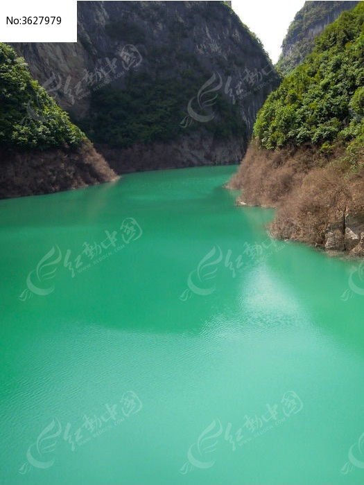 峡谷中的一滩绿水