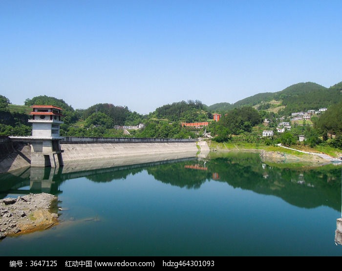 水库的拦水大坝和大山倒影