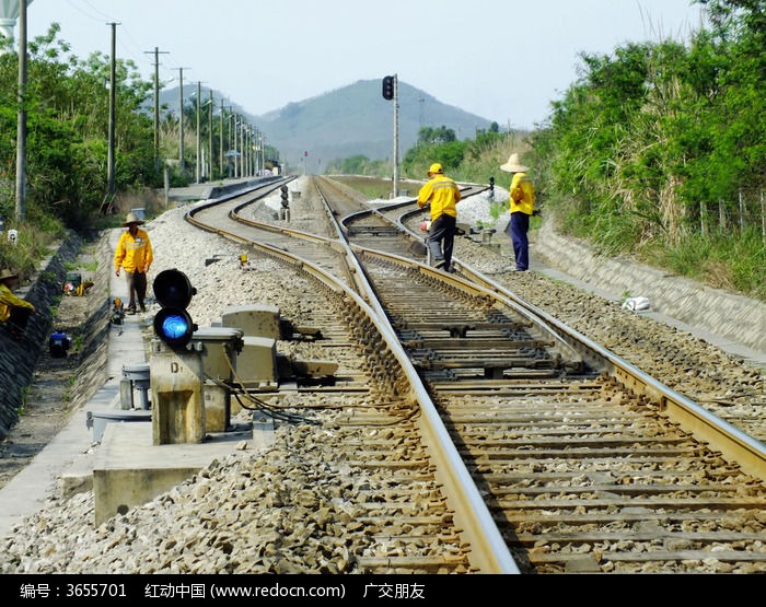 铁道工人在维护铁路图片