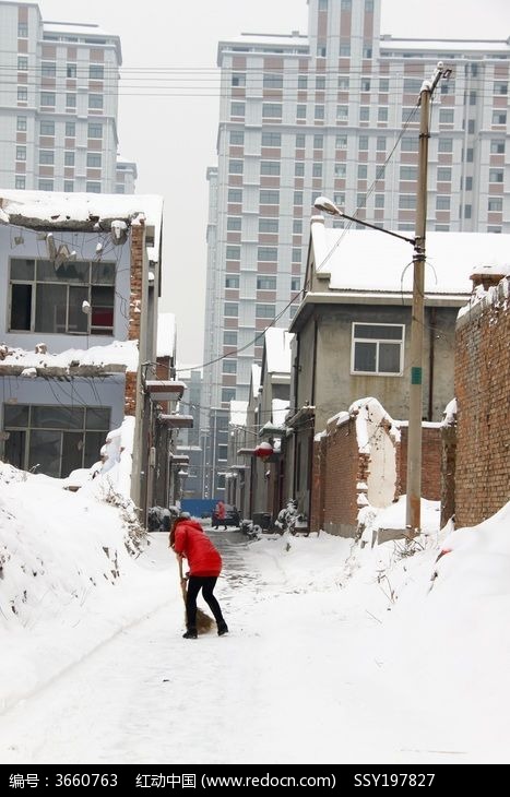 居民扫雪