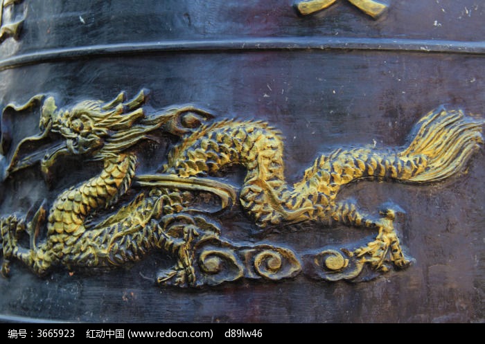 钟上的金色龙形图案