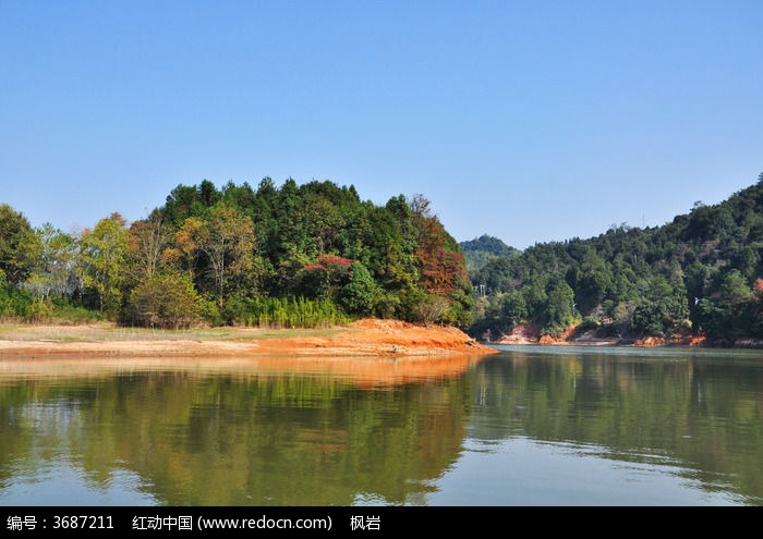 蓝天下青山绿水美景