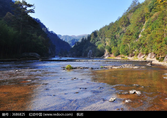 清澈见底的山间溪水