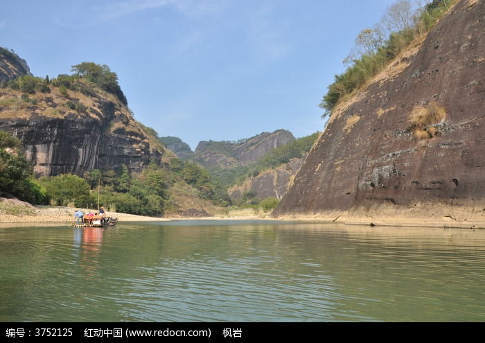 蓝天下的山水美景图片