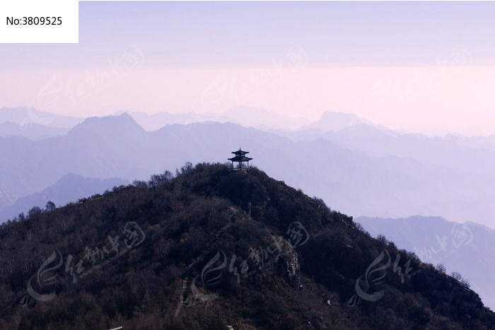 森林山顶的小亭子远山仙境树木层峦