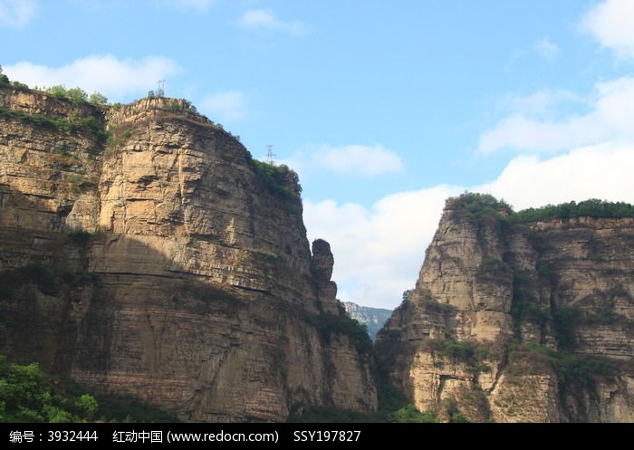 蓝天下的太行山山崖