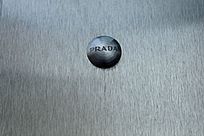PRADA的圆形品牌LOGO