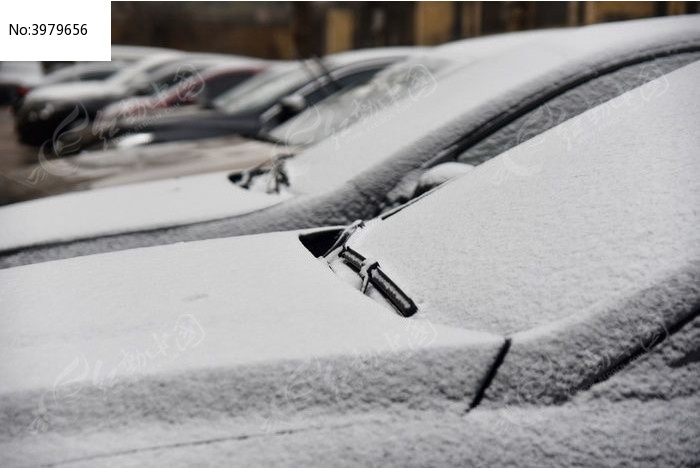 汽车上面的积雪