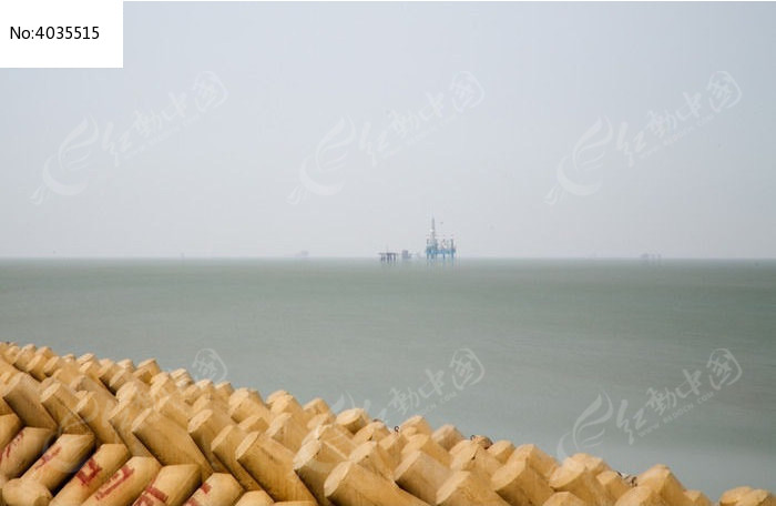 海堤碎浪石与海中石油平台