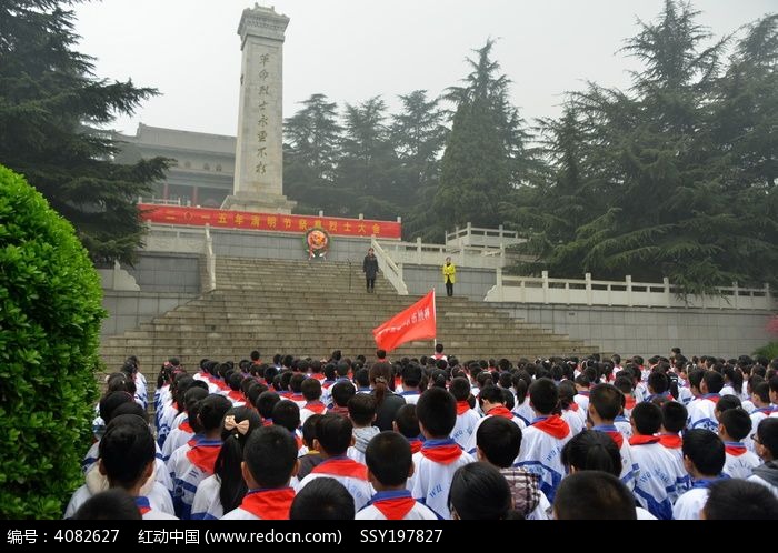 清明学生祭奠先烈