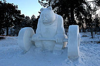 雪雕 熊猫举重