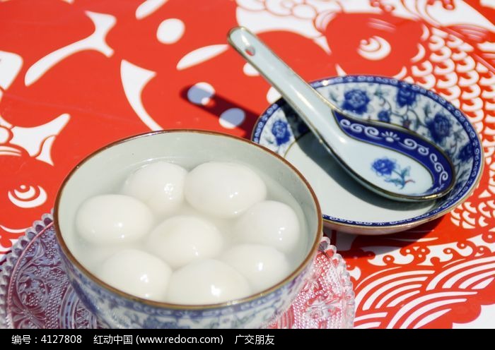 近拍福字剪纸上的一碗汤圆特写图片