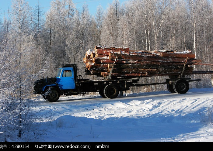 冰雪公路运输木材的车辆