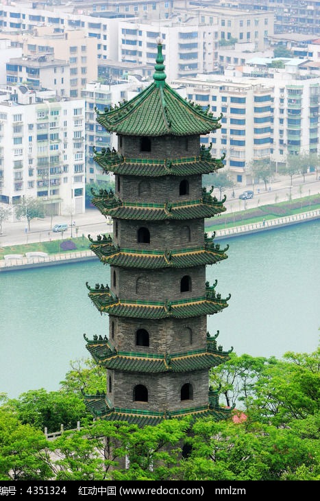 柳州绿色琉璃瓦的蟠龙塔