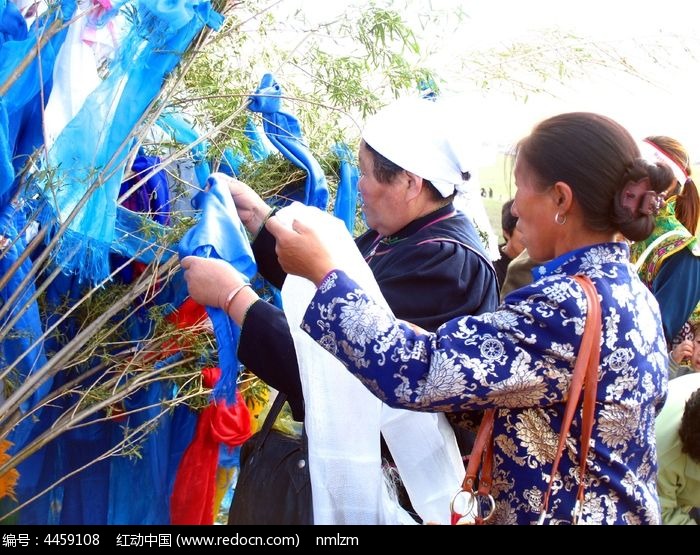 女性牧民祭敖包时献哈达