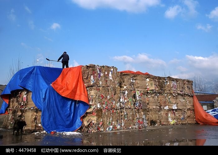 废品收购站清理积水的老人图片,高清大图_生活