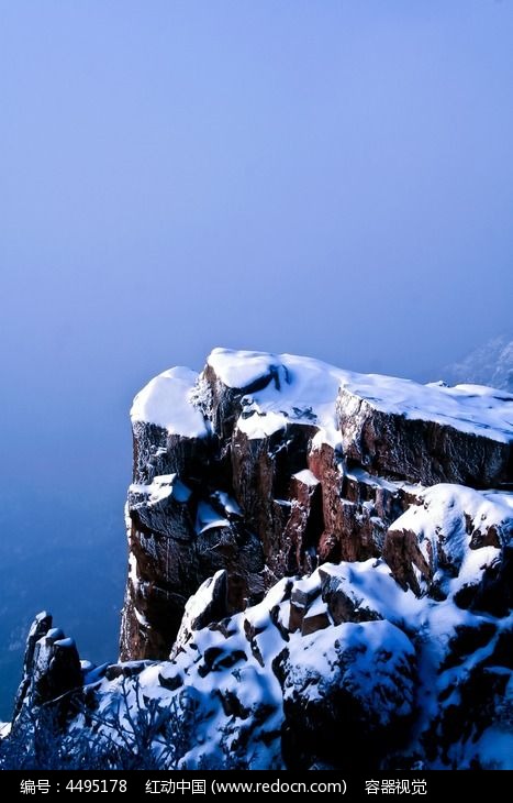 大雪后的泰山极顶石崖