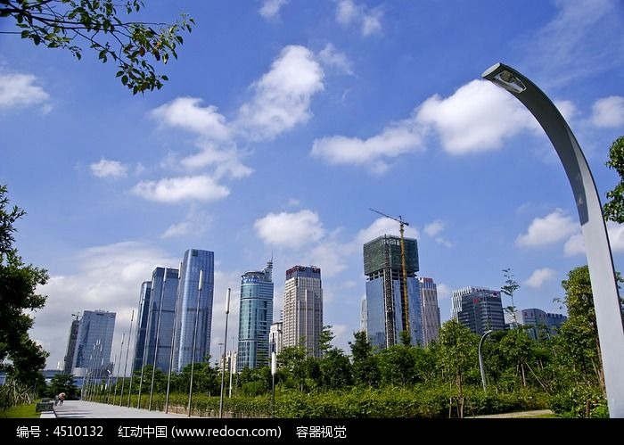 蓝天白云下的深圳城市建筑风光