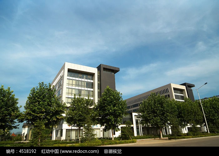 绿树掩映的企业办公楼高清图片下载_红动网